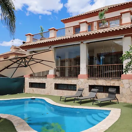 Holiday home Precioso - Piscina- Garaje Privado- Jardin *